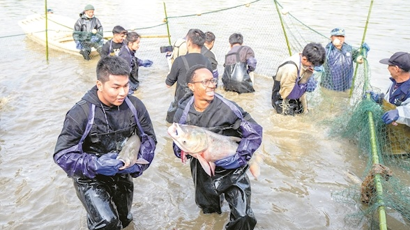 萬(wàn)余師生一起來(lái)摸魚