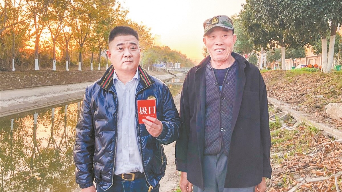 女子駕車(chē)不慎沖進(jìn)河中 兩人接力救下母子二人