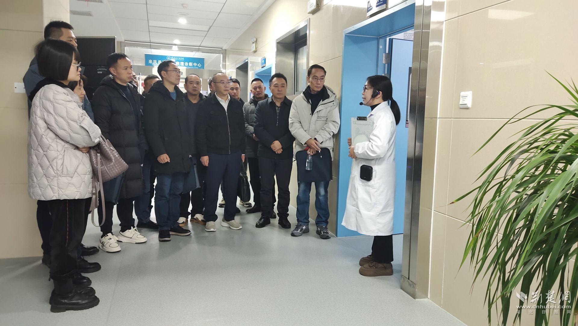 学员在来凤县人民医院调研数智化病理服务体系建设.jpg.jpg