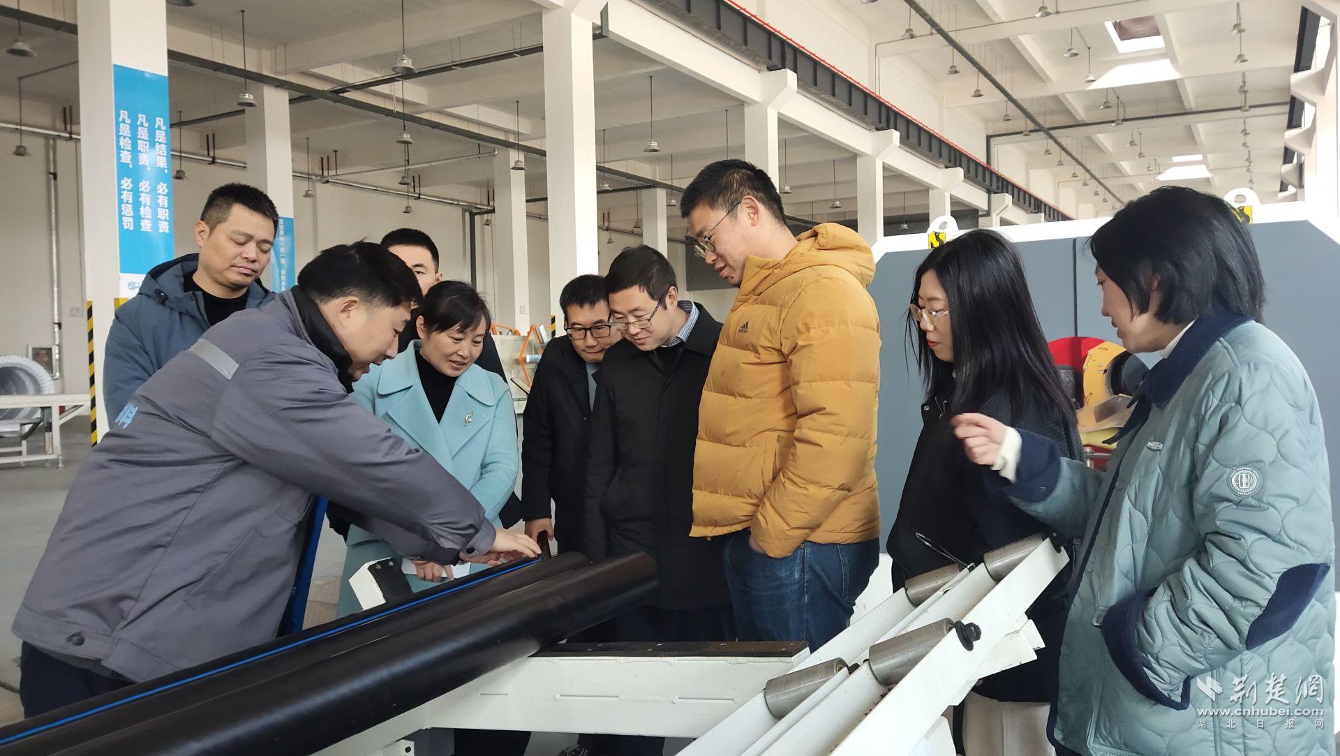 学员在鹤峰县工业园参观新材料生产线.jpg.jpg