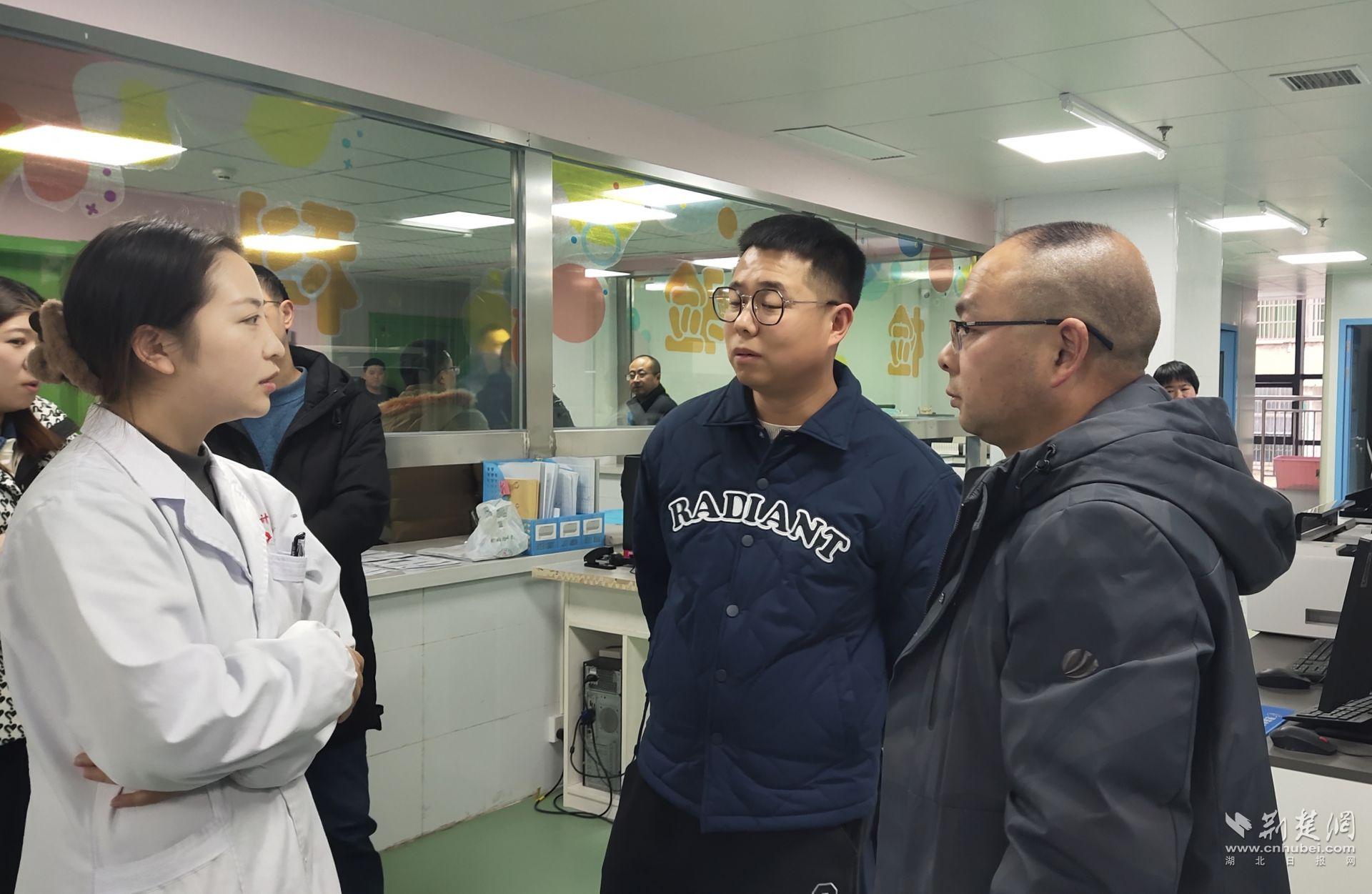 学员在来凤县妇幼保健院同医护人员交流.jpg.jpg