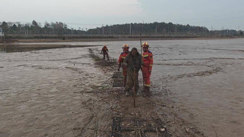 咸寧：消防員、群眾搭起60米“生命浮橋”救人