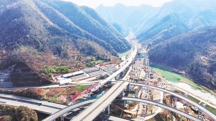 機(jī)器人挖隧道 十巫南高速打通鄂陜渝大通道