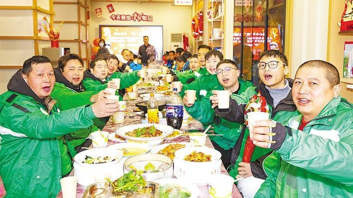 “外卖小哥”社区驿站里吃上团年饭