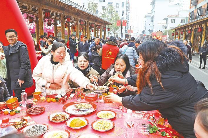 竹山老街 “百家宴”吃出幸福味