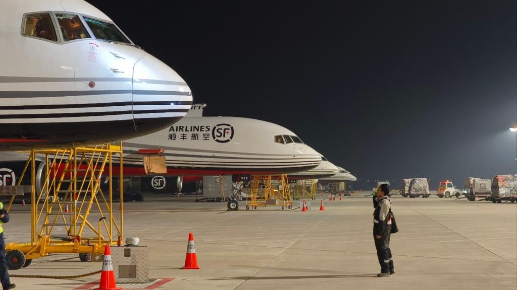 夜探鄂州花湖國(guó)際機(jī)場(chǎng)：超級(jí)樞紐“貨”力全開