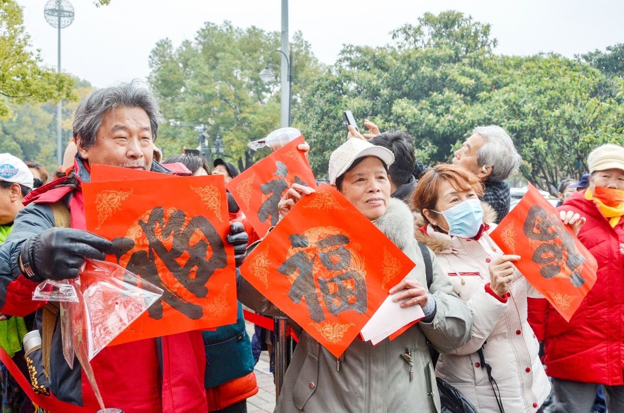 走，到武汉江滩领春联和年福去