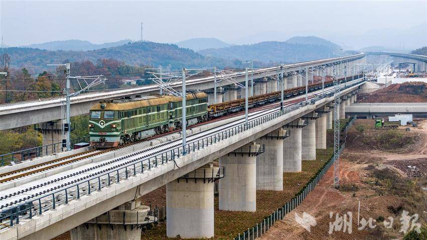 沿江高鐵武漢至宜昌段鋪軌完成 沖刺年內(nèi)通車