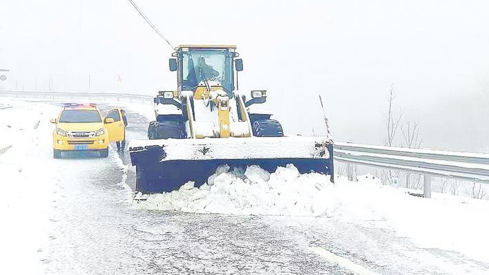 襄陽多條國省道積雪結(jié)冰 300余人晝夜奮戰(zhàn)除冰保暢