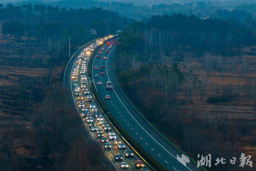 春运公路返程逐渐进入高峰