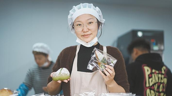 空姐变身“新村民” 窑烤面包飘“襄”间