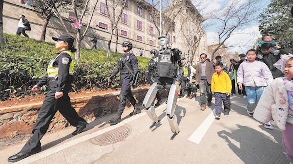 武大樱花大道上 “智警小珞”大步走来