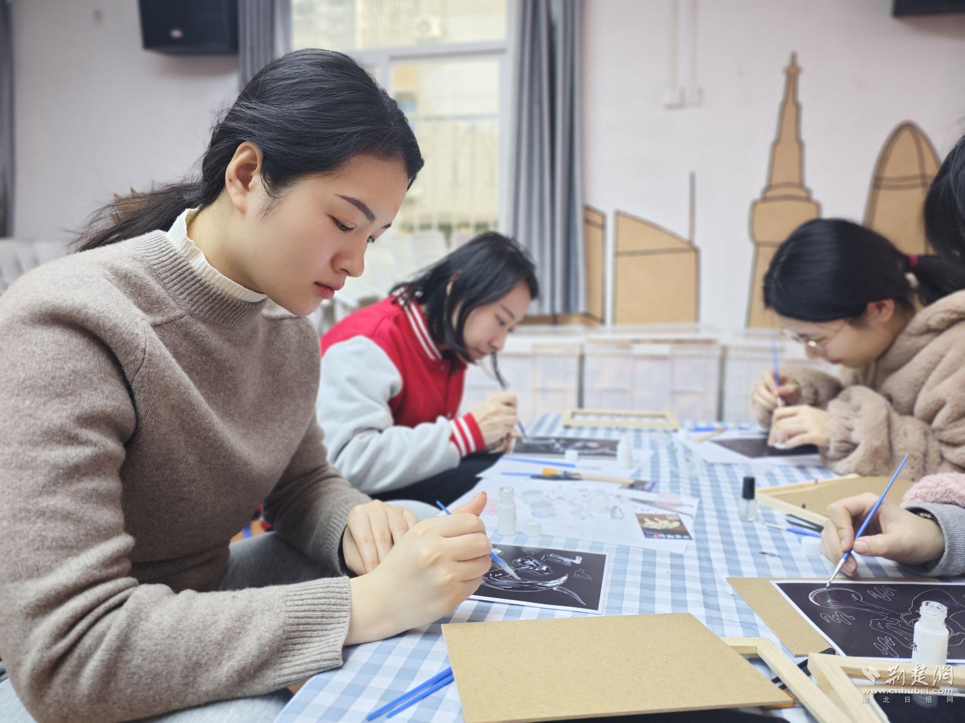 非遗艺术点亮“三八”节 女教师金箔画中展风采