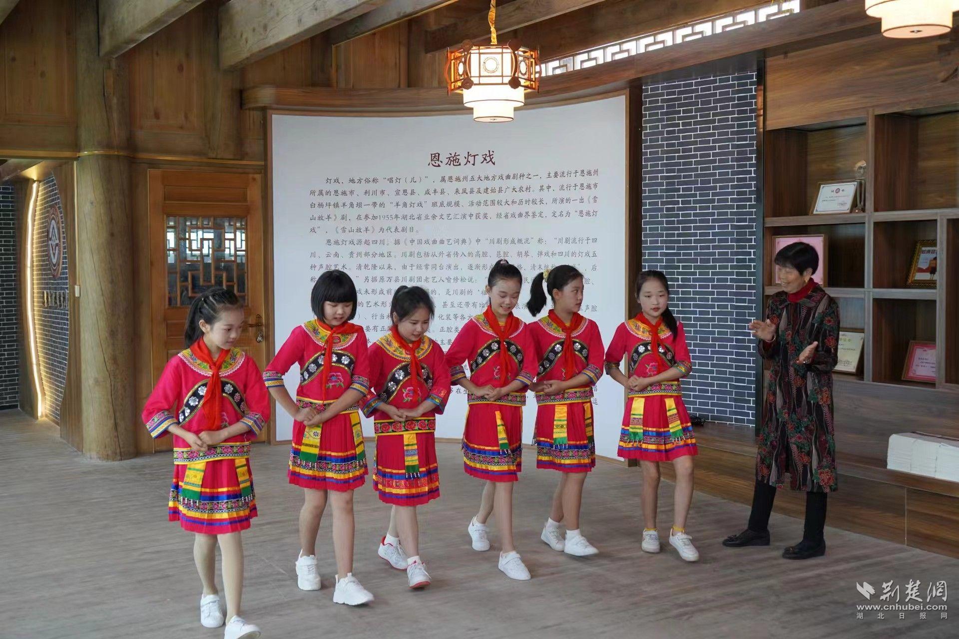 06 孟永香（右一）教小学生唱戏 孟永香提供.jpg.jpg