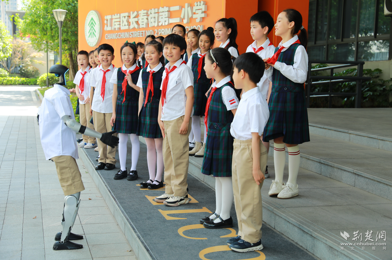 AI同窗入学记！武汉这所小学迎来首位机器人学生