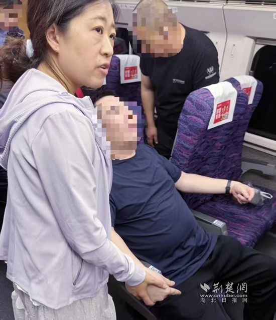 D2244高铁上，一男人突发晕厥，她竟给他头部套上塑料袋……