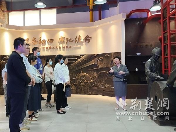 Qingshan区的街头工人街
