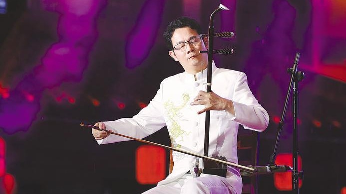 “全國自強(qiáng)模范”二胡演奏家汪錢日夜摸譜練琴