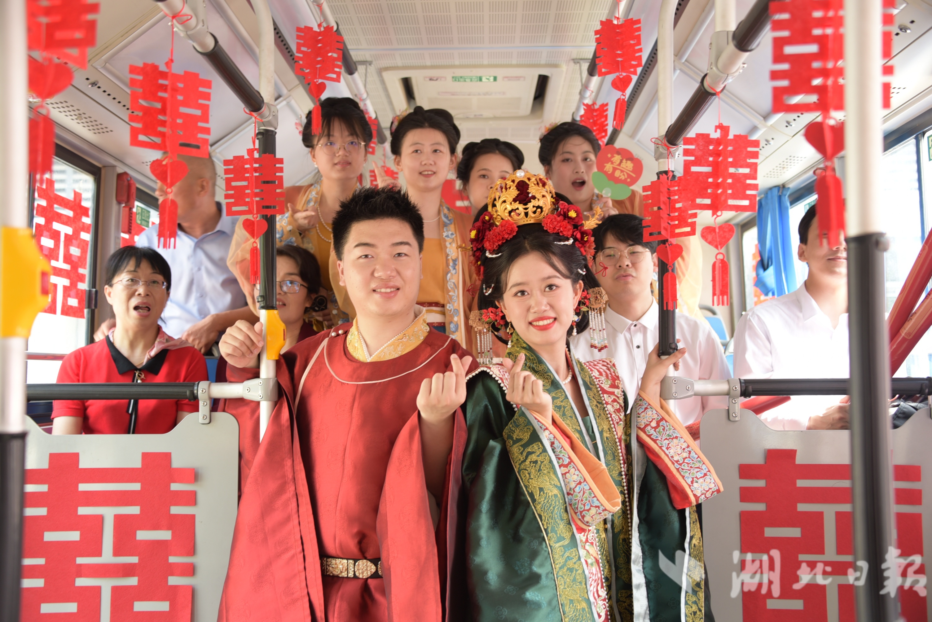 全城见证甜蜜！公交婚车成移动的浪漫风景线