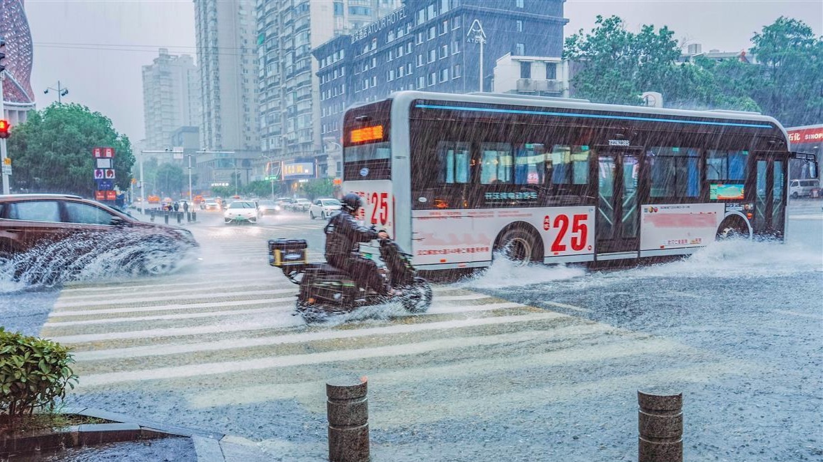 暴雨强降江城，局地累计雨量达200毫米