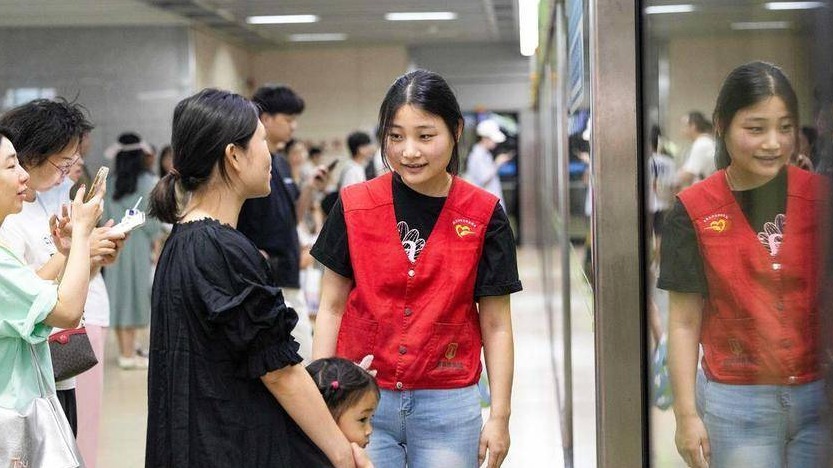 地铁志愿者为假日出行护航
