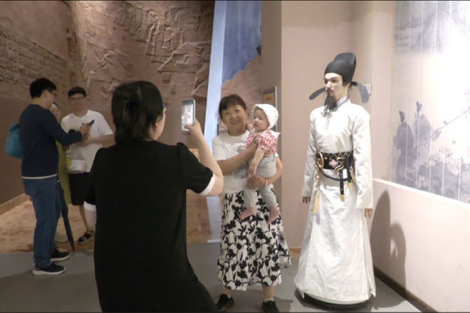 太逼真！仿生机器人“李白”亮相安陆