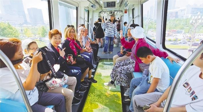 “五一”期間，外國(guó)游客飽覽荊山楚水