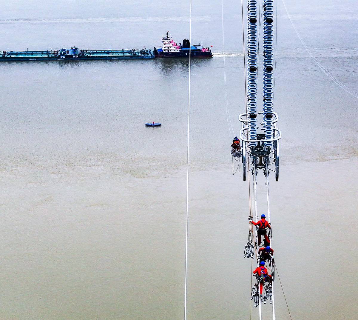長江上的高空建設者
