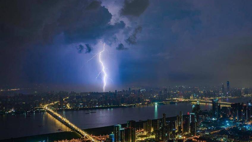 航拍武漢雷暴！感受強對流天氣帶來的震撼瞬間