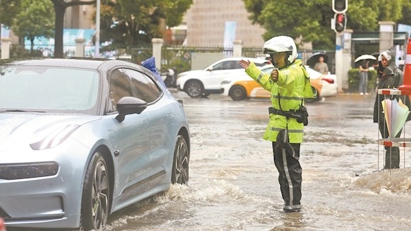 一场滂沱大雨  各方全力应对