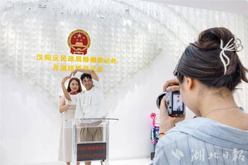 “520”迎領(lǐng)證高峰 甜蜜新人共赴幸福之約