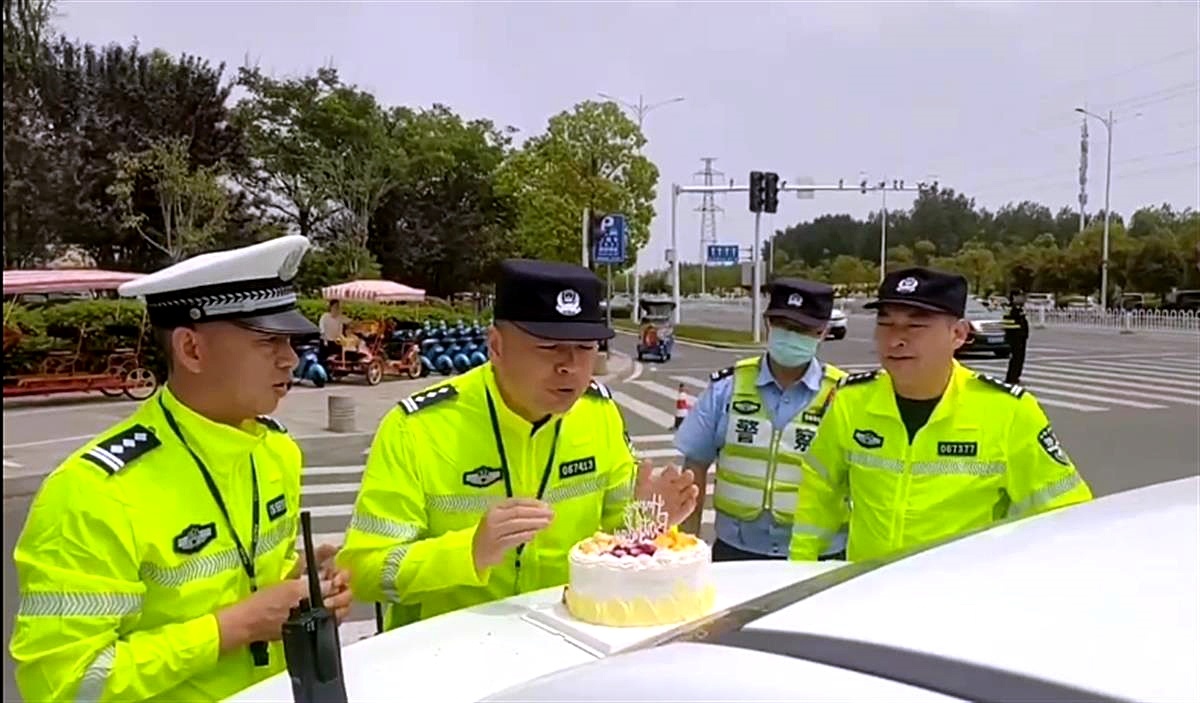 掌声中，一场特别的“街头生日会”