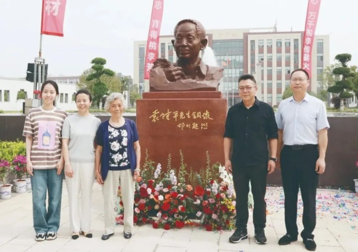 袁隆平銅像，在荊門這所學(xué)校揭幕→