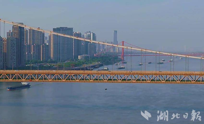 江城五月現(xiàn)"武漢藍(lán)" 長(zhǎng)江水陸交通井然有序