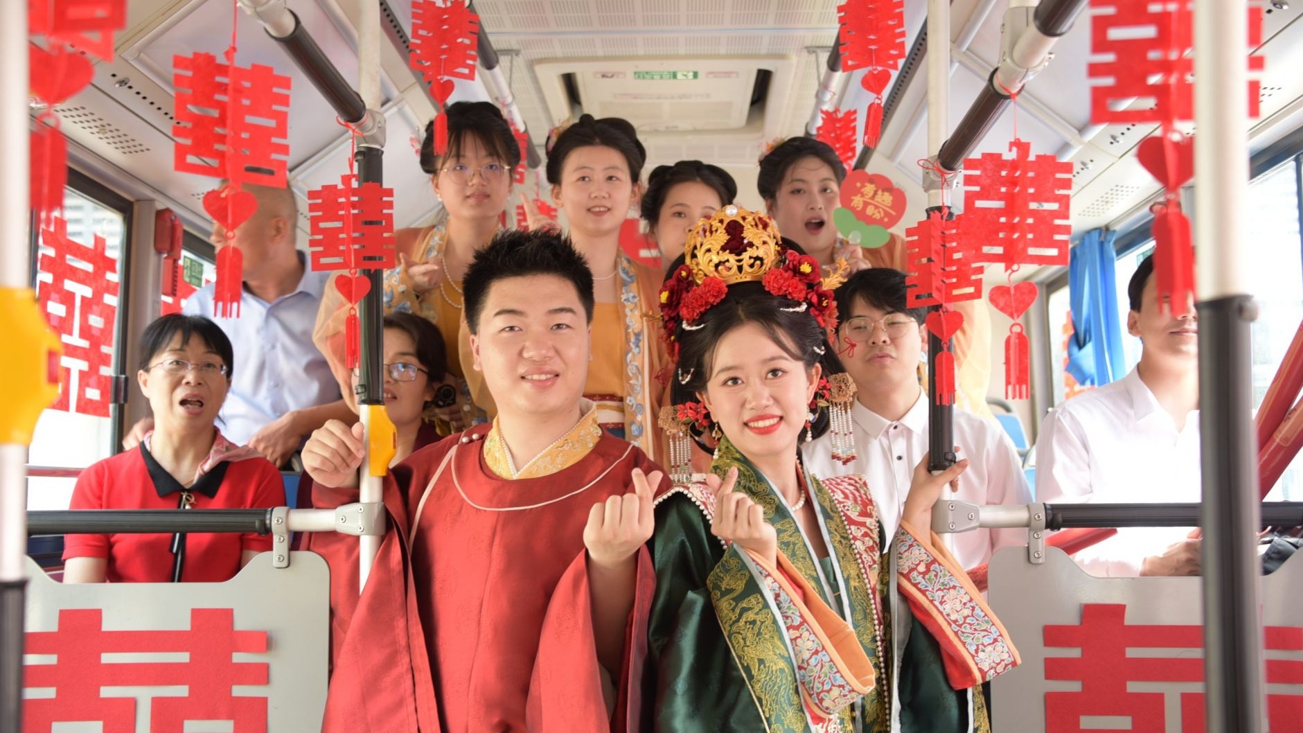 全城见证甜蜜！公交婚车成移动的浪漫风景线