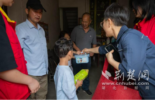 电力蓝色 +志愿者红色：温暖的心以保护儿童心脏