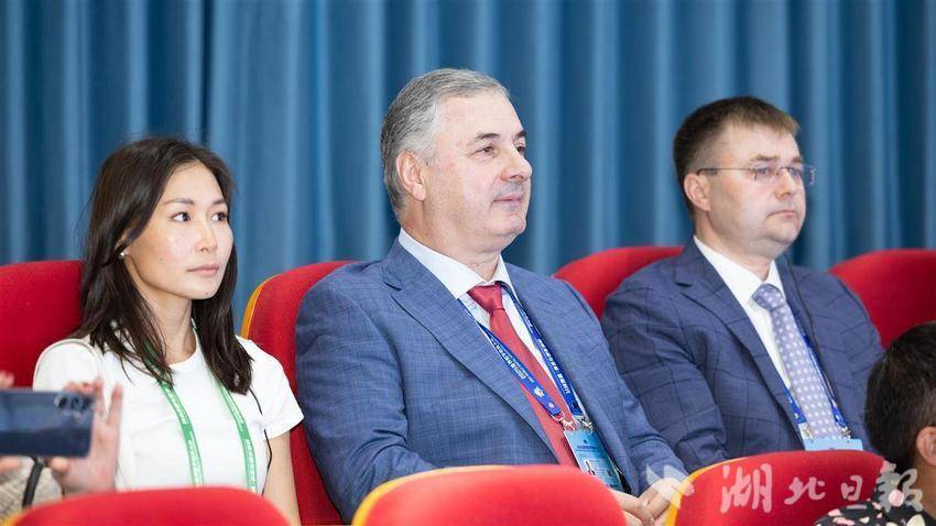 2025世界數字教育大會嘉賓參訪湖北開放大學