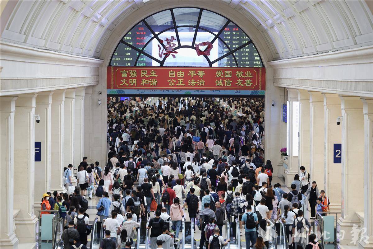 端午小长假首日，铁路迎来旅客出行高峰
