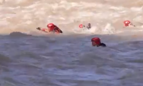 消防員急流橫渡訓(xùn)練破浪突圍