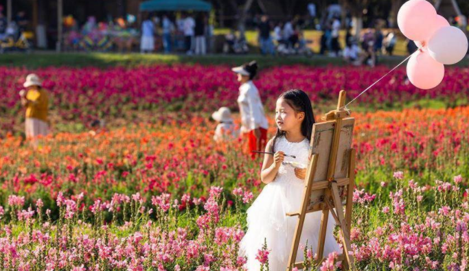 美翻了！武漢東湖鋪上“五彩花毯”