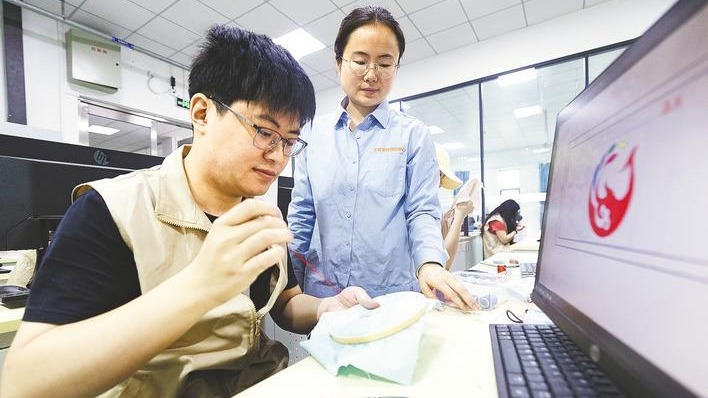 大學(xué)生繡郎飛針走線