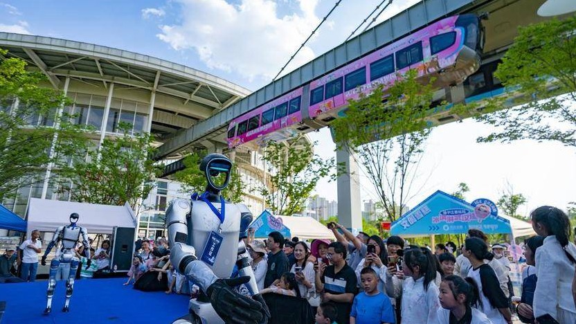 武汉：人形机器人与空轨同框