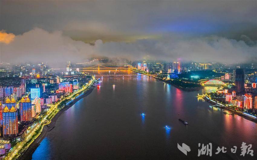 暴雨过后江城夜景美如画