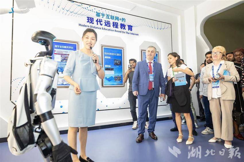 2025世界數(shù)字教育大會嘉賓參訪湖北開放大學(xué)