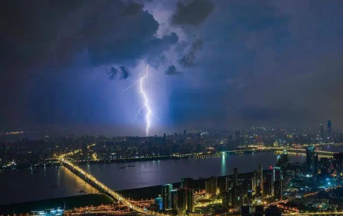 震撼！這是今天凌晨的武漢