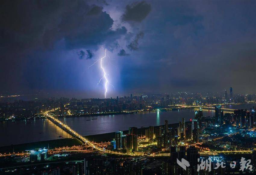 航拍武汉雷暴！感受强对流天气带来的震撼瞬间