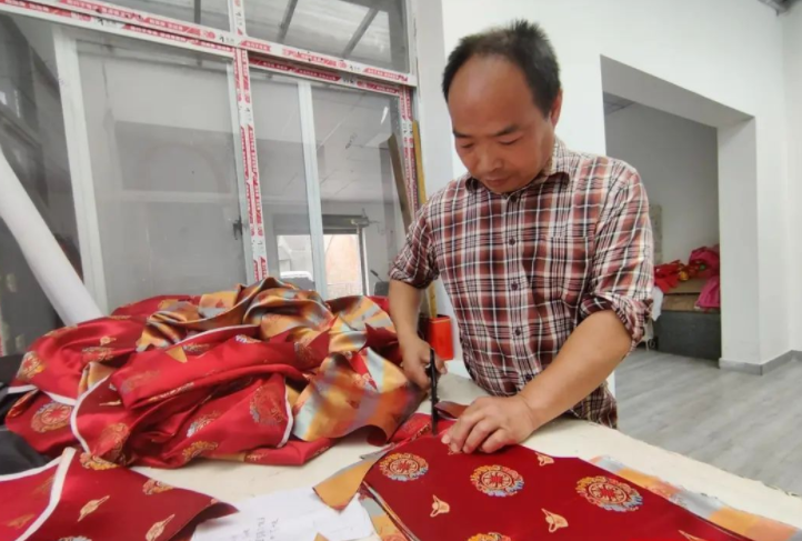 开服装厂、带出120个徒弟……天门54岁大叔：我腿不好，但人生还比较顺