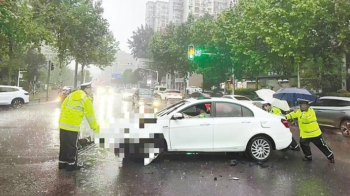 暴雨如注 交警徒手推车疏导交通
