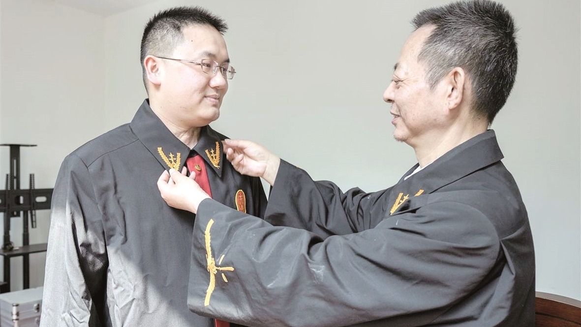 穿著師父的法袍 新任法官走上審判席