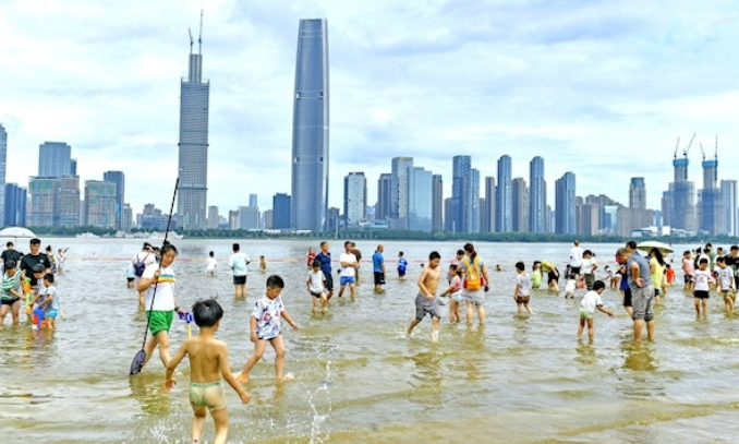 长江水位上涨 亲水平台拉起警戒线